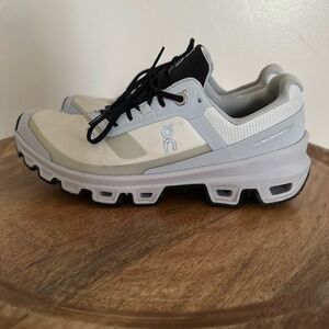 Women’s On Cloud size 7 Sneakers